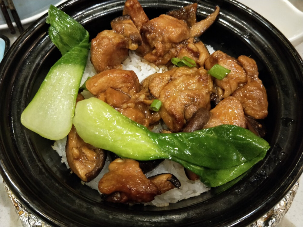 香菇滑鸡煲仔饭