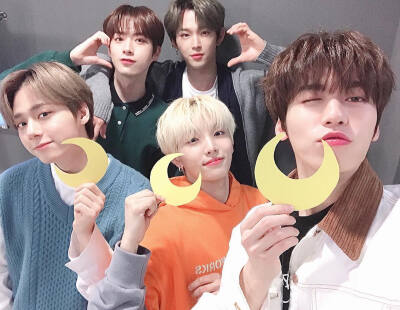 ONEUS 出道100天 粉丝名TO MOON
cr.official_oneus