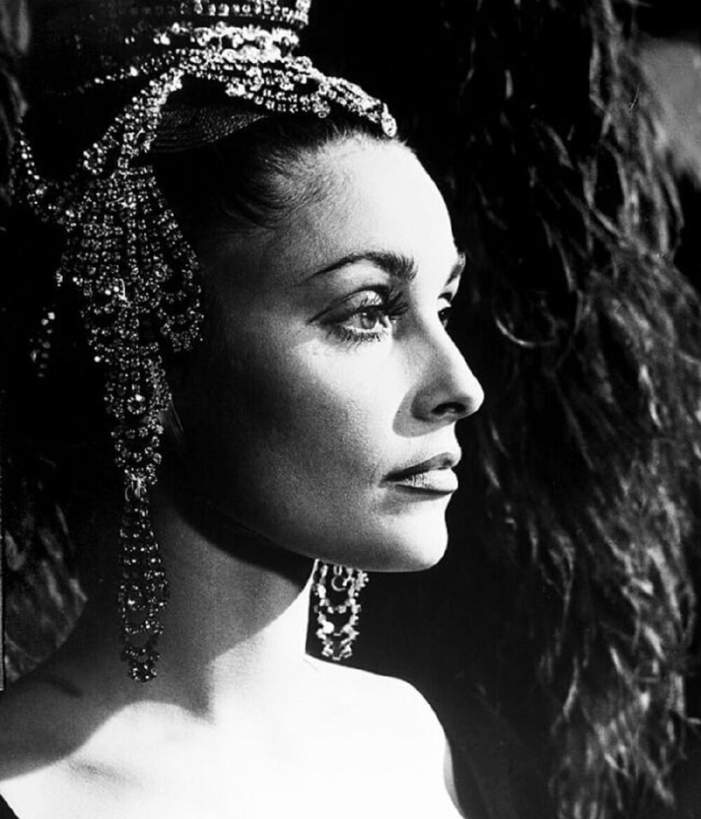 sharon tate莎朗·塔特,by curt gunther ,in valley of the dolls