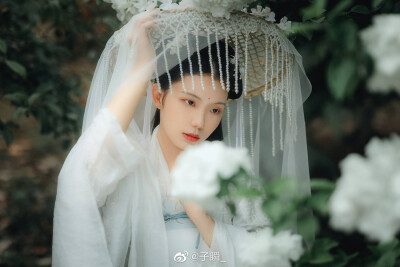 『花开十里』
正是红稀绿暗时，花如圆玉莹无疵。
何人团雪高抛去，冻在枝头春不知。
出镜：@绯栀予
妆造: @甜花卷儿
服装: @清辉阁步光
#上海约拍##唐城旅拍##汉服摄影# ​