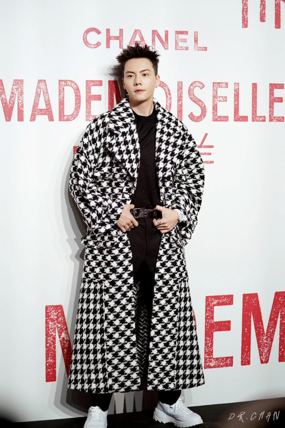 【陈伟霆 William Chan】190418 走进香奈儿展览 上海站 Mademoiselle Privé Exhibition in Shanghai 香奈儿CHANEL品牌形象大使陈伟霆 3448 x 5168 px (图源: 微博@陈医生黄绿红 weibo.com/5668620910/HqvSKoL9N)