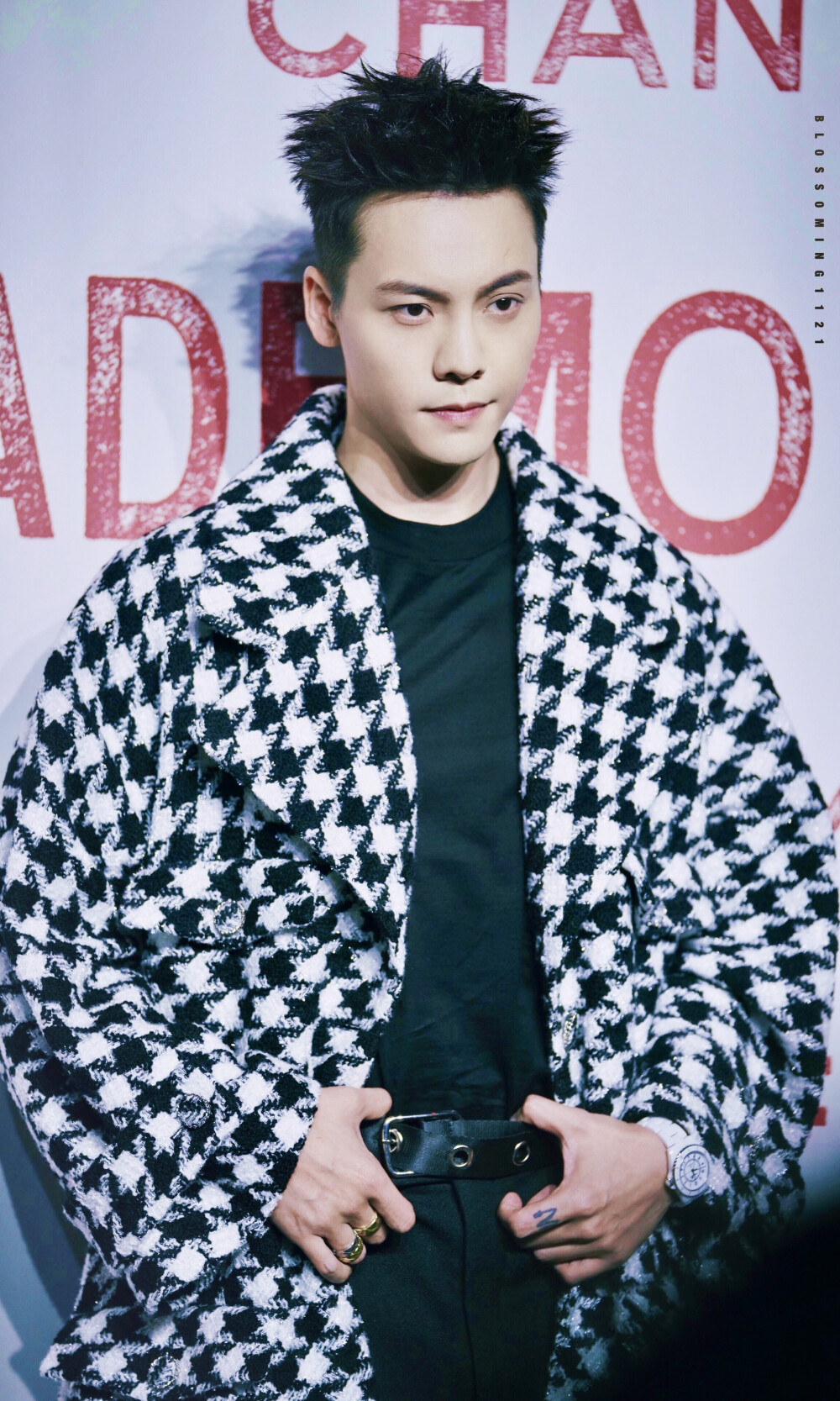 【陈伟霆 William Chan】190418 走进香奈儿展览 上海站 Mademoiselle Privé Exhibition in Shanghai 香奈儿CHANEL品牌形象大使陈伟霆 2309 x 3849 px (图源: 微博@BLOSSOMING1121 weibo.com/6671223452/HqlkUF6NC)