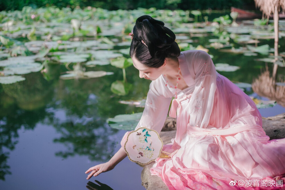 ##南宁古风写真##汉服摄影##广西汉服摄影#
《凌波仙》
秀樾池塘十里香，水花晚色静年芳。
胭脂雪瘦熏沉水，翡翠盘高走玉光。
山黛远，月波长，暮云秋影蘸潇湘。
醉魂应逐凌波梦，分付南风此刻凉。
出镜：客妹
汉服：@钟灵记汉服
后期整理：若风翰城 、江江叫喳喳、抹茶（加盟摄影师们）
摄影：@南素儿啦啦啦（凌音阁映画大掌柜和助理：汀溪有梦）
指导老师：@恬然凌凌（特邀友情技术指导）
场景：广西南宁
妆造：@凌音阁映画 妆娘：小杜