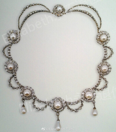 Queen Alexandra's Wedding Necklace 这条由钻石和珍珠共同组成的华美项链是亚历山德拉王后从丈夫爱德华七世那里收到的新婚礼物之一（四件套，还包括了一顶Tiara、一对耳环和一枚胸针），1862年由加纳德珠宝制作完成…