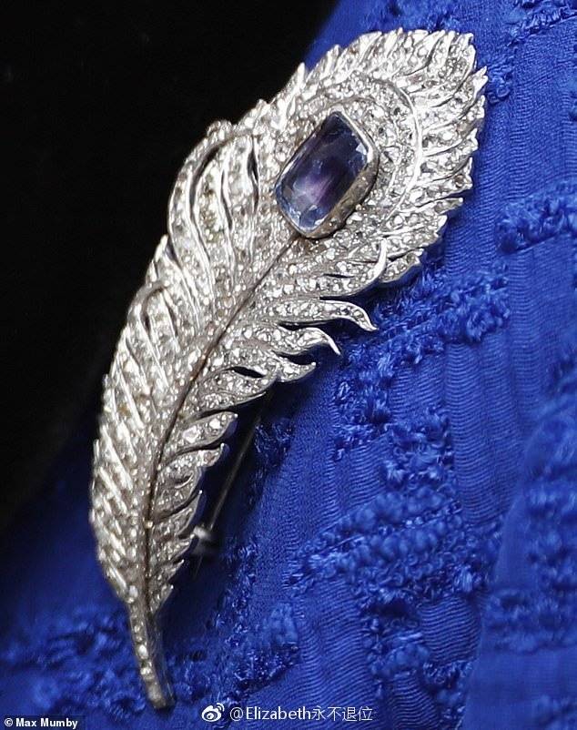 The Carrington Sapphire Feather Brooch 这枚镶嵌着蓝宝石&小钻石的孔雀尾羽造型胸针是女王在1947年收到的众多结婚礼物之一，造型来讲的话真心是挺赞的，如果再把钻石部分精细一下的话估计效果会更好吧。这枚胸针女王年轻时期一直没见她佩戴过，2002年登基50周年之后才翻出来的，近十几年出镜率还凑合吧，隔几年就会见到的，一般都是在她穿蓝色和紫色系套装时搭配的。