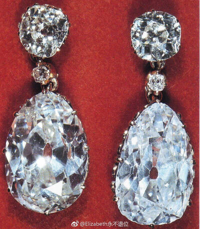 The Queen's Pear Drop Earrings 这对个头较小的钻石耳环造型比较普通,就是一大一两颗圆钻+一颗梨形吊坠，上面所用到的钻石也是来自于玛丽王后之前胸针上的边角料，女王继承之后委托珠宝行改造的，不过早年也没见她…