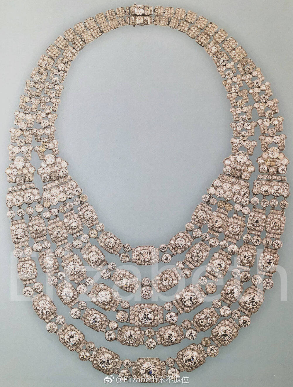 The Greville Festoon Necklace 这套超级华丽的钻石项链也是格维利夫人在1942年遗赠给伊丽莎白王后的，出自于卡地亚珠宝之手，项链上面用到的所有钻石全都是格维利夫人自己的收藏品。项链其实分为两部分：一条两串式和一条三串式，两串式制造于1929年，长64cm；三串式制造于1938年，长52.5cm，可以组合起来戴一坨也可以分开来戴。伊丽莎白王后早年经常五串同时佩戴，但是晚年时她通常只戴三串的，可能嫌全部都戴着的话太沉了吧，2002年女王在母亲去世后继承，但是她也从未碰过，2007年以后就把它借给了大儿媳康沃尔公爵夫人长期使用，不过到目前为止，卡米拉也就戴过三次。