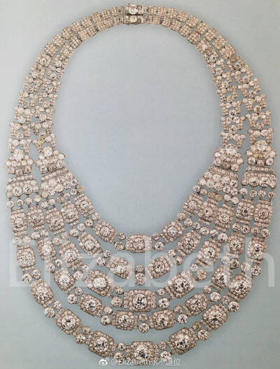 The Greville Festoon Necklace 这套超级华丽的钻石项链也是格维利夫人在1942年遗赠给伊丽莎白王后的，出自于卡地亚珠宝之手，项链上面用到的所有钻石全都是格维利夫人自己的收藏品。项链其实分为两部分：一条两串式…