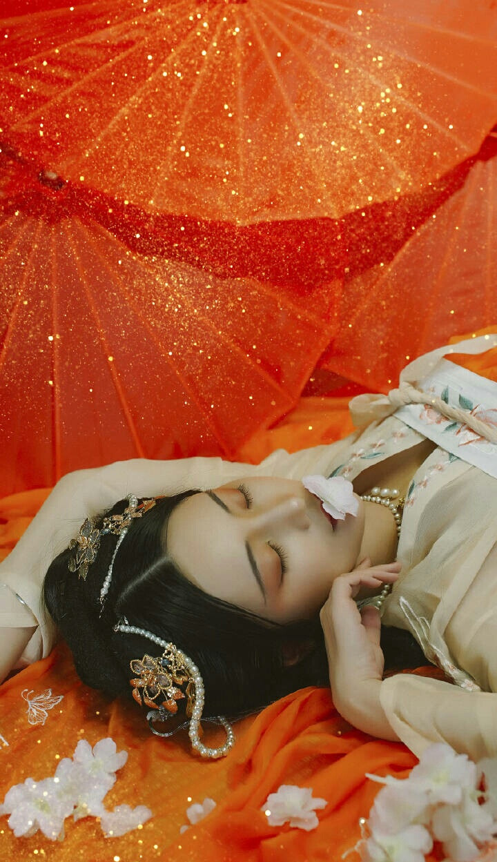 朱颜染尘
束雪归砚匣
裁梦入花心
摄影丨@王梓七七
出镜丨@-霜兔- 