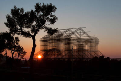 Edoardo Tresoldi 意大利雕塑家
他用巨大的、梦幻般的钢丝网格装置使建筑与当地环境建立联系，产生沉浸式的和谐感 ? ???