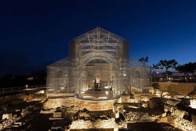 Edoardo Tresoldi 意大利雕塑家
他用巨大的、梦幻般的钢丝网格装置使建筑与当地环境建立联系，产生沉浸式的和谐感 ​ ​​​