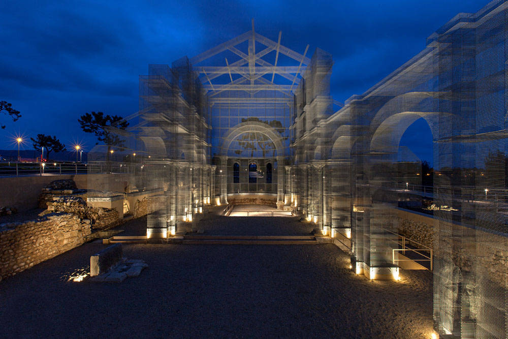 Edoardo Tresoldi 意大利雕塑家
他用巨大的、梦幻般的钢丝网格装置使建筑与当地环境建立联系，产生沉浸式的和谐感 ​ ​​​