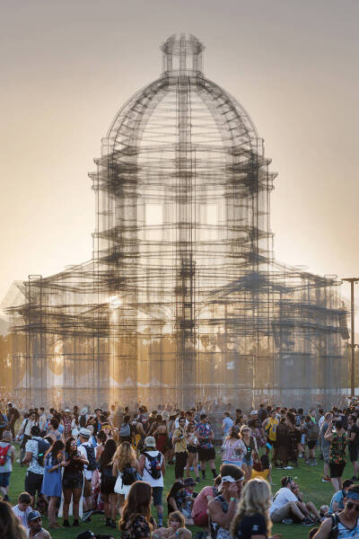 Edoardo Tresoldi 意大利雕塑家
他用巨大的、梦幻般的钢丝网格装置使建筑与当地环境建立联系，产生沉浸式的和谐感 ​ ​​​