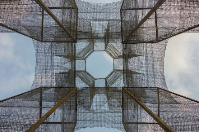 Edoardo Tresoldi 意大利雕塑家
他用巨大的、梦幻般的钢丝网格装置使建筑与当地环境建立联系，产生沉浸式的和谐感 ​ ​​​