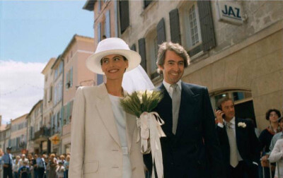 超模Ines de la Fressange1990年的婚礼，白纱小礼帽、小白裙和宽松西装的搭配，近三十年后看也是非常时髦美酷！ ​​​
