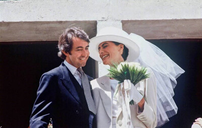 超模Ines de la Fressange1990年的婚礼，白纱小礼帽、小白裙和宽松西装的搭配，近三十年后看也是非常时髦美酷！ ​​​
