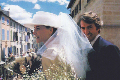 超模Ines de la Fressange1990年的婚礼，白纱小礼帽、小白裙和宽松西装的搭配，近三十年后看也是非常时髦美酷！ ​​​