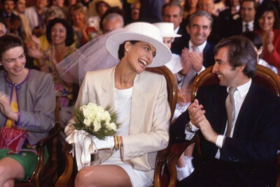 超模Ines de la Fressange1990年的婚礼，白纱小礼帽、小白裙和宽松西装的搭配，近三十年后看也是非常时髦美酷！ ​​​