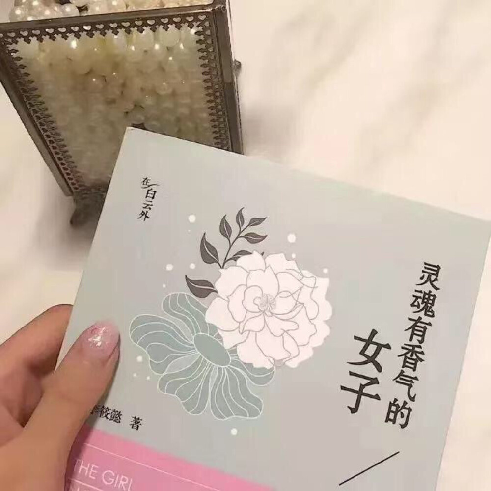  烟花接二连三鋪上黑夜?