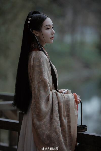 浮生未歇
/客
出境/麻油碟
摄影@向田茉香-
妆造/@屿鹿笙 ​