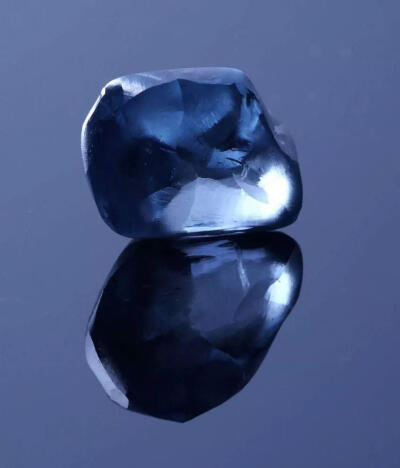 这颗蓝钻的原石重达41.11ct，于2018年5月21日开采自博兹瓦纳的 Orapa 矿区。最终蓝钻原石在纽约完成切割打磨，由4名钻石切割师组成的团队切割为一颗20.46ct的椭圆形蓝钻。