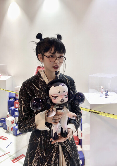 SKULL PANDA 潮玩 2019限量版【恶女】
国内设计师熊喵的作品。