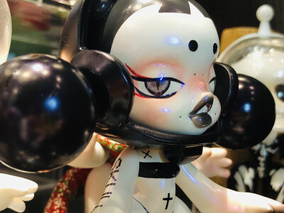 SKULL PANDA 潮玩 2019限量版【恶女】
国内设计师熊喵的作品