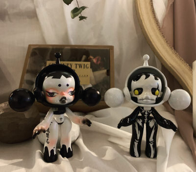 SKULL PANDA 潮玩 2019限量版【骷髅+恶女】
国内设计师熊喵的作品