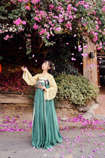 十三余小豆蔻儿
诗经爱情系列
子衿