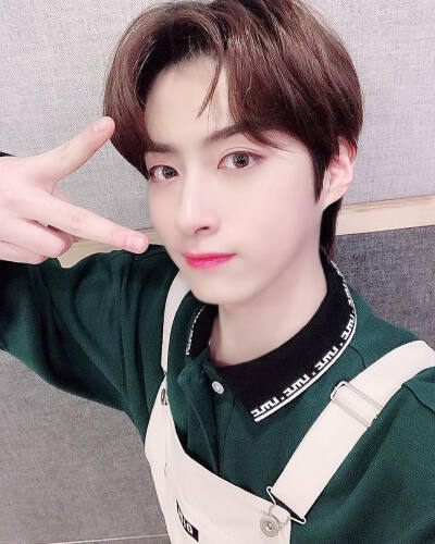 ONEUS 孙东柱/XION
cr.official_oneus