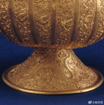 【清·金錾云龙纹执壶】故宫博物院藏
高31.5cm，腹径16cm。
壶金质，身较高，撇口，细颈。
壶口上有一锥形盖，盖面自上而下分为四层，每层亦錾云龙纹，盖下有一锥形榫，插入壶口。
颈中部饰一周素箍，其上呈条状分割…