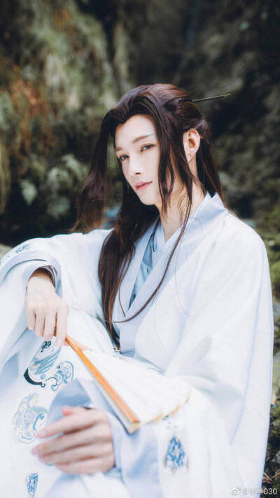 公子如玉
山中岁月长，竟不知云深何处，春烟几许。
盖在谪仙世外，又有三更霞暮，数度萧笛。
出镜 尤小棋
摄影 @零叁030