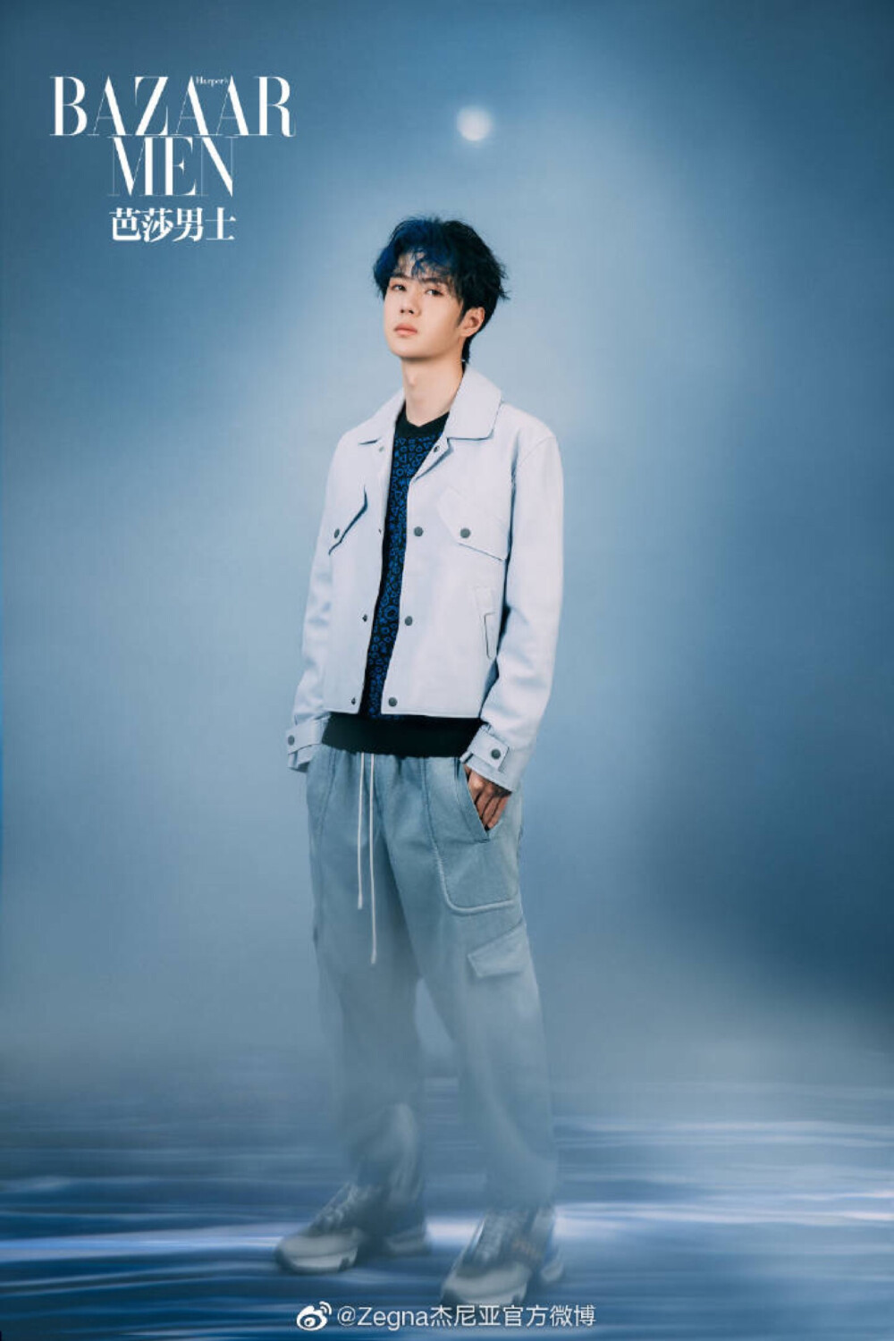 #Zegna星闻# #ZegnaXXX#人气偶像@UNIQ-王一博 ，身着 Ermenegildo Zegna XXX 2019 春夏系列，登上时尚杂志@芭莎男士 ，向世界彰显锐意创新、无所畏惧。向日葵黄色小牛皮雨衣，迸发青春活力；蓝黑灰三色光滑小牛皮 Cesare 球鞋，诠释个性锋芒；黄铜吊坠项链，尽显潇洒随性。