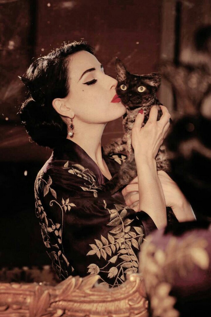 蒂塔·万提斯(dita von teese) ，1972年9月28日生于美国密歇根州罗切斯特市，从事电影、电视、舞台、杂志等多个时尚事业。自1991年开始，蒂塔向杂志提供照片。1993年，从事滑稽戏剧，以表演羽毛扇舞、“香槟浴”而逐渐走红。后来又陆续参与话剧、歌剧舞、电视剧等方面的演出。