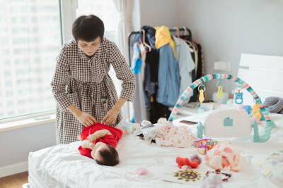 逗逗小甜橙的眉眼
摄影：洪小漩
出镜：小甜橙一家
小鬼小鬼，逗逗你的眉眼，让你喜欢这世界。
认识小甜橙妈妈大概有二十多年了，记忆中的对她的描述，无非就是，那个和我弟弟同级的长得很俊俏的女孩子。
两年前得…