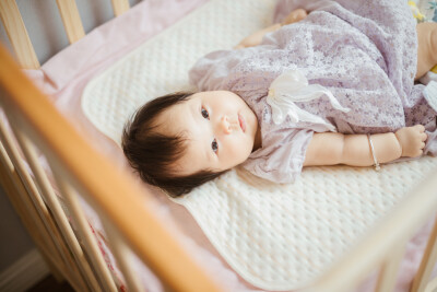 逗逗小甜橙的眉眼
摄影：洪小漩
出镜：小甜橙一家
小鬼小鬼，逗逗你的眉眼，让你喜欢这世界。
认识小甜橙妈妈大概有二十多年了，记忆中的对她的描述，无非就是，那个和我弟弟同级的长得很俊俏的女孩子。
两年前得…