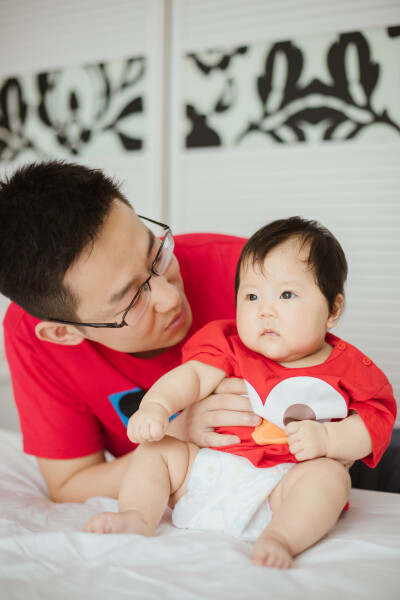 逗逗小甜橙的眉眼
摄影：洪小漩
出镜：小甜橙一家
小鬼小鬼，逗逗你的眉眼，让你喜欢这世界。
认识小甜橙妈妈大概有二十多年了，记忆中的对她的描述，无非就是，那个和我弟弟同级的长得很俊俏的女孩子。
两年前得…