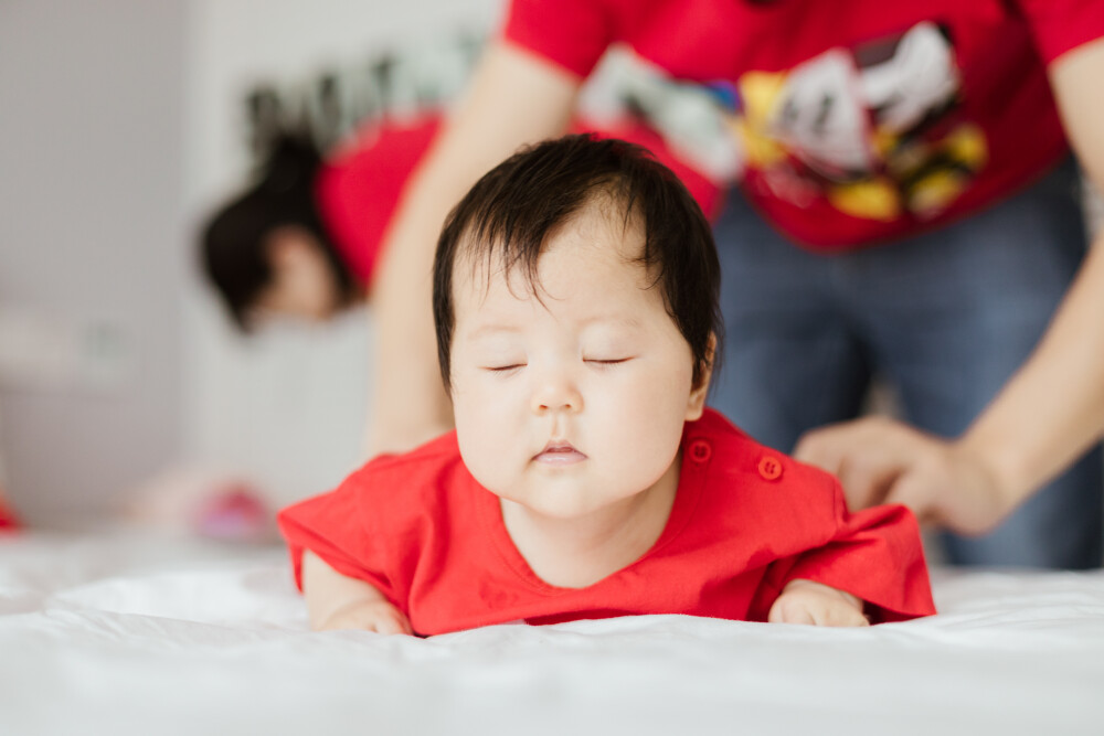 逗逗小甜橙的眉眼
摄影：洪小漩
出镜：小甜橙一家
小鬼小鬼，逗逗你的眉眼，让你喜欢这世界。
认识小甜橙妈妈大概有二十多年了，记忆中的对她的描述，无非就是，那个和我弟弟同级的长得很俊俏的女孩子。
两年前得知小甜橙妈妈同在杭州，就约着驱车去良渚拍了照，当时下着雨，我们很狼狈。后来有一张图被图书出版社约稿，算是最后的安慰。
就在半个月前，小甜橙的妈妈和我说，小漩，最近有空么？我家宝宝100天的照片，想让你来拍。
此话一出，我有些恍惚，忽然之间，孩子都有了，好快啊。我问，是男孩还是女孩。
女孩，小甜橙妈妈告诉我。
我心想，女孩好，一个像她妈妈一样漂亮温柔的女孩，那是极好的。
软萌软萌的甜橙，笑起来真的很甜啊。
