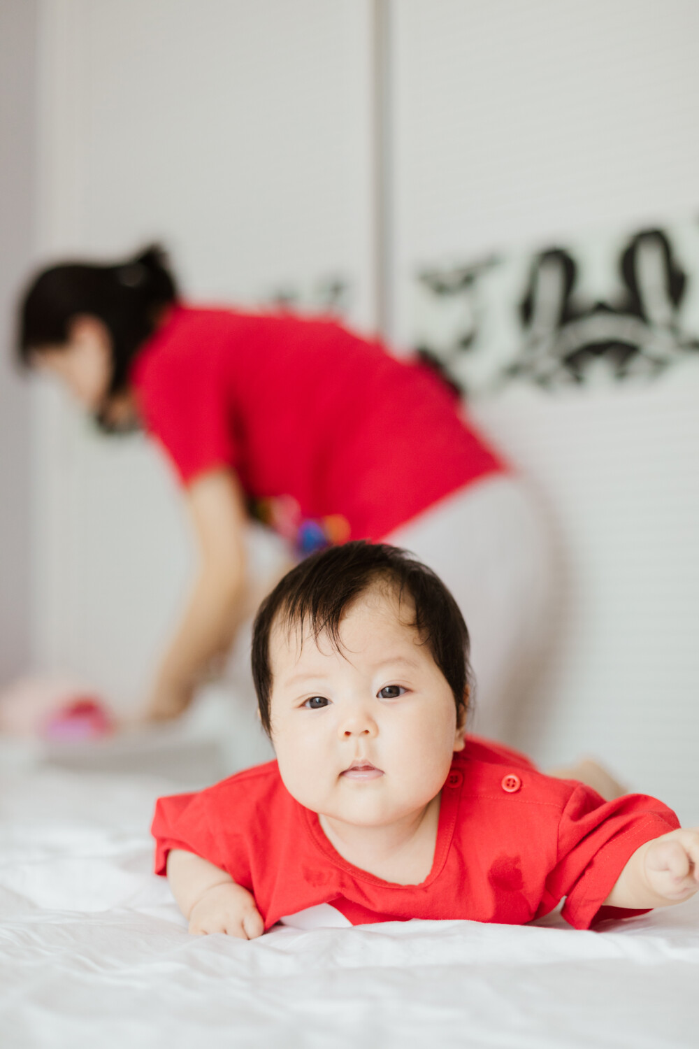 逗逗小甜橙的眉眼
摄影：洪小漩
出镜：小甜橙一家
小鬼小鬼，逗逗你的眉眼，让你喜欢这世界。
认识小甜橙妈妈大概有二十多年了，记忆中的对她的描述，无非就是，那个和我弟弟同级的长得很俊俏的女孩子。
两年前得知小甜橙妈妈同在杭州，就约着驱车去良渚拍了照，当时下着雨，我们很狼狈。后来有一张图被图书出版社约稿，算是最后的安慰。
就在半个月前，小甜橙的妈妈和我说，小漩，最近有空么？我家宝宝100天的照片，想让你来拍。
此话一出，我有些恍惚，忽然之间，孩子都有了，好快啊。我问，是男孩还是女孩。
女孩，小甜橙妈妈告诉我。
我心想，女孩好，一个像她妈妈一样漂亮温柔的女孩，那是极好的。
软萌软萌的甜橙，笑起来真的很甜啊。
