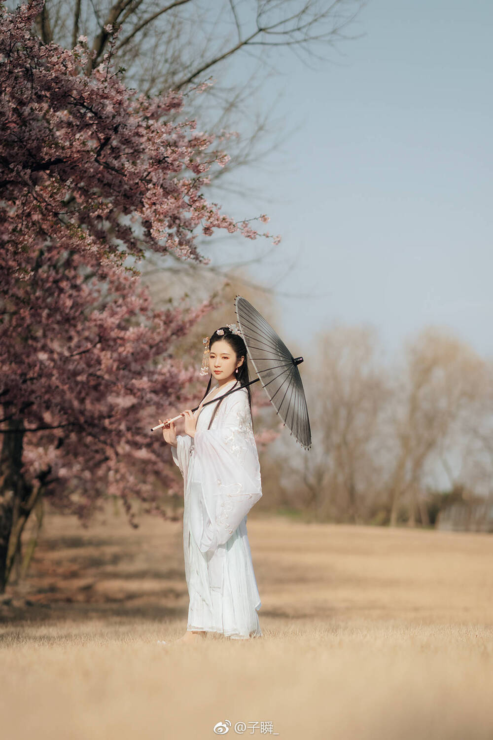 『罗浮梦』
好风吹醒罗浮梦
薄衫春院闲花落
出镜：@随遇而安1096
摄影: @子瞬_
#上海约拍##杭州约拍##苏州约拍# ​​​