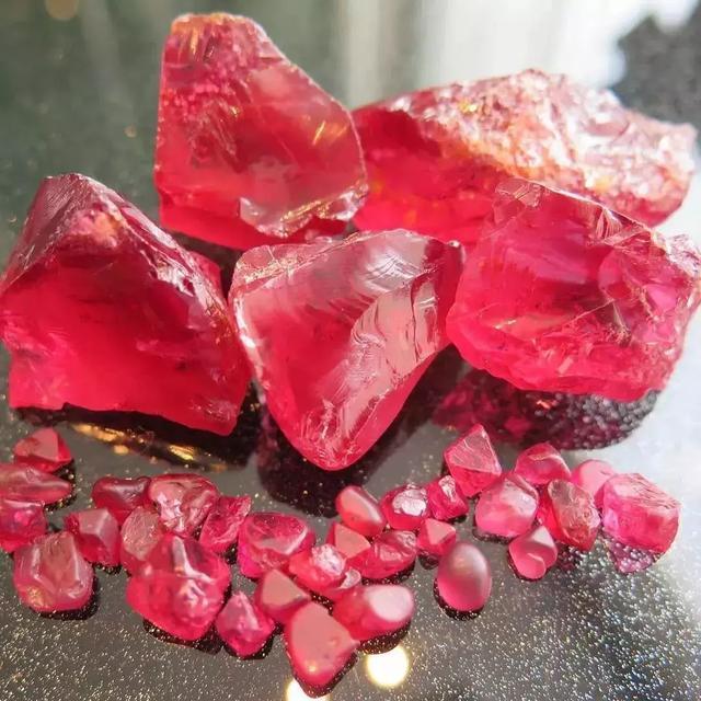 红宝石的英文名称为Ruby，源自拉丁文，意思是红色。红宝石是指颜色呈红色的刚玉，属于刚玉族矿物，三方晶系。主要成分是氧化铝(Al2O3)，红色来自铬(Cr)，主要为Cr2O3，含量一般0.1~3%，最高者达4%。血红色的红宝石最受人们珍爱，俗称“鸽血红”。