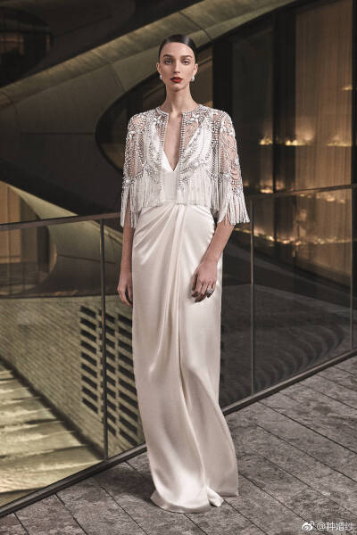 NAEEM KHAN
BRIDAL FALL 2019
斜肩、挂脖都是爱呀呀 ​