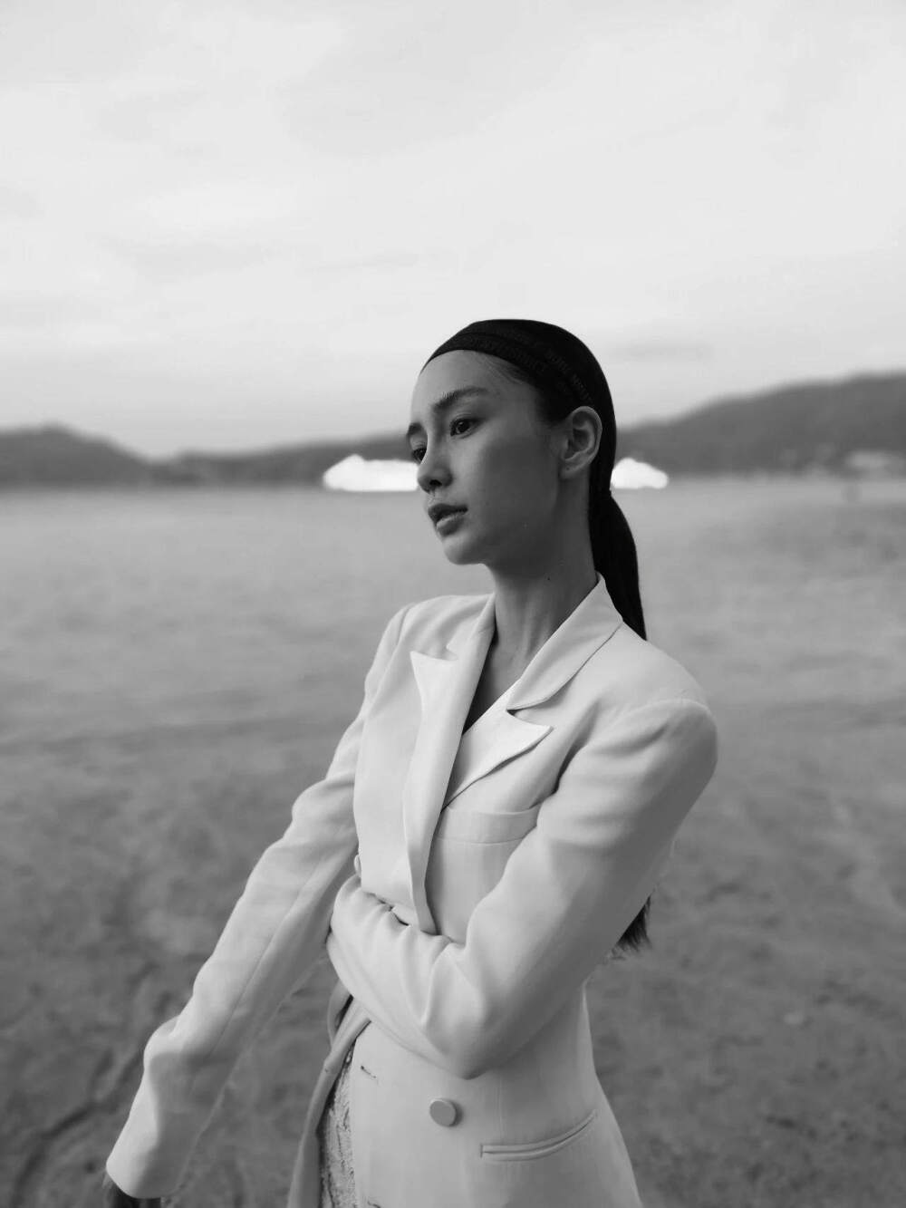 杨颖（Angelababy），1989年2月28日出生于上海市，华语影视女演员、时尚模特。2003年，Angelababy以模特身份在香港出道。2007年，她开始将工作重心转向大银幕。2011年在爱情片《夏日乐悠悠》中首次担任女主角。2012年凭借言情片《第一次》获得第13届华语电影传媒大奖最受瞩目女演员奖。2014年凭借真人秀《奔跑吧兄弟》赢得广泛关注；同年，她还因出演古装片《狄仁杰之神都龙王》获得第21届北京大学生电影节最受欢迎女演员奖。2015年，其主演的冒险片《鬼吹灯之寻龙诀》票房突破16亿人民币，而她也凭借该片获得第33届大众电影百花奖最佳女配角奖。2017年其主演的古装剧《孤芳不自赏》取得全国同时段电视剧收视冠军。创业时代。