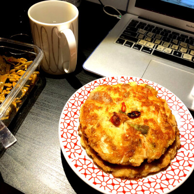 五花肉蓋飯 最近真是迷上生蛋黃拌飯了 超市買來(lái)的綠豆餅真是太油了 久違地下酒菜配紅酒