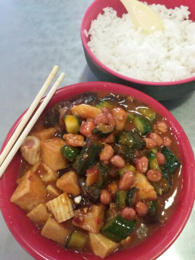 今日午餐：烧豆腐、鱼丸、宫保鸡丁、红烧茄子有点满意