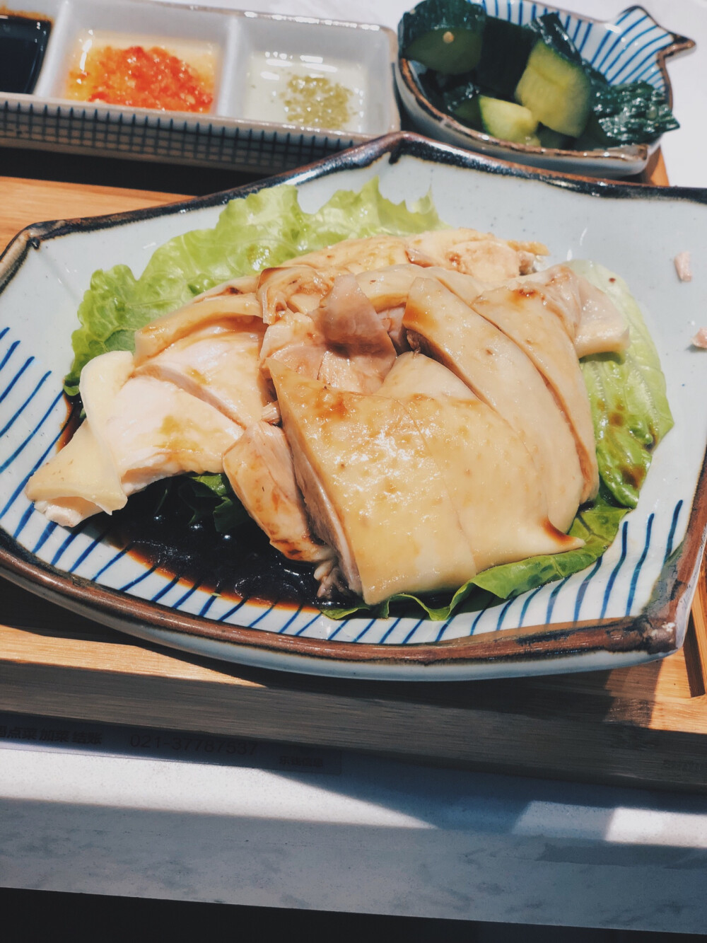 海南鸡饭，这个鸡油饭真的是好吃！就算没有菜我也能干掉两碗。肉骨茶就稍微逊色了一点。