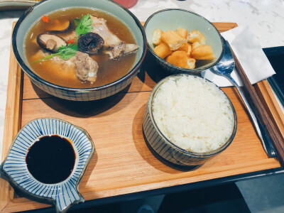 海南鸡饭，这个鸡油饭真的是好吃！就算没有菜我也能干掉两碗。肉骨茶就稍微逊色了一点。