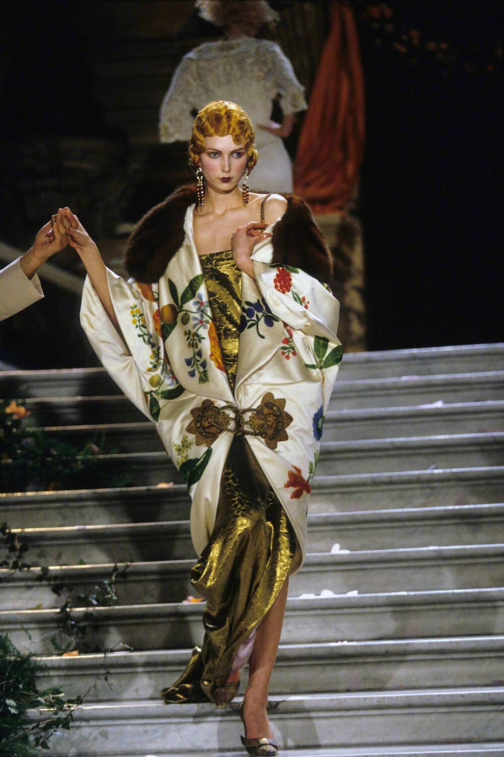 John Galliano for Dior 3rd Couture Show
98年的巴黎卡尼尔歌剧院 海盗爷的Dior时代 ​