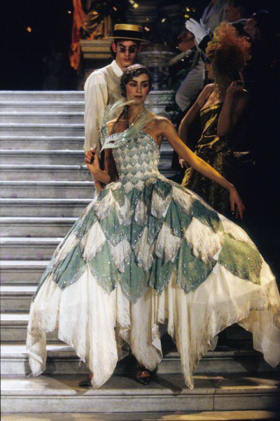 John Galliano for Dior 3rd Couture Show
98年的巴黎卡尼尔歌剧院 海盗爷的Dior时代 ​