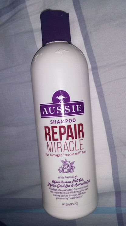 Aussie袋鼠奇迹修复洗发水 REPAIR MIRACLE 无硅油 300ml 澳大利亚殿堂级的美发品牌，斩获各大国级奖项，连续三年成为Boots店内美发类的销售冠军~这一款香味真的超级好闻（淡淡果香）而且也持久，用完之后头发柔软顺滑且蓬松，长期使用还能改善发质，是我无限回购的好货之一！和发膜配合使用效果更佳哦(´-ω-`)